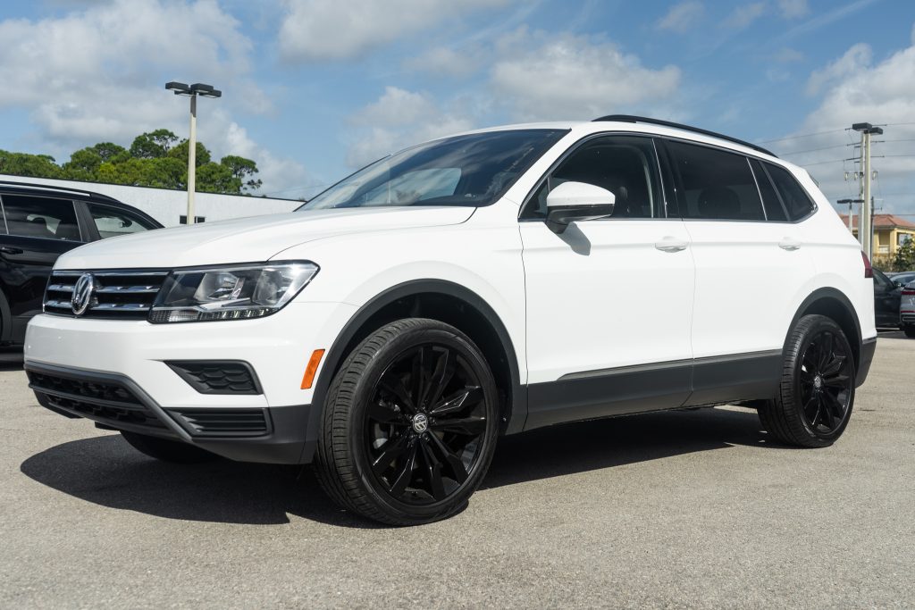 2021 Volkswagen Tiguan with gloss black R-Line shoes